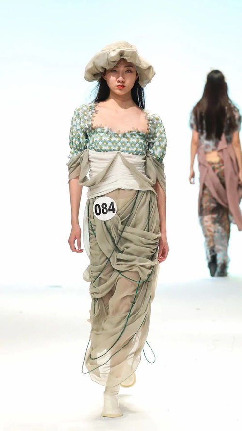 東華大學(xué)2017級服裝設(shè)計(jì)專業(yè)畢業(yè)秀 一場關(guān)于傳承、思辨與未來的時(shí)尚對話